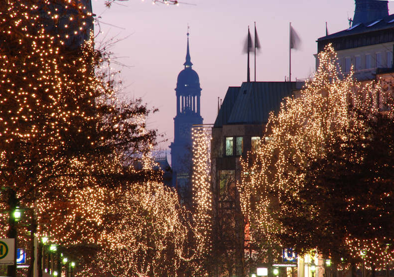 1799_4187 Strassenbäume mit Lichterketten - beleuchtete Baume in der Mönckebergstrasse. | Adventszeit - Weihnachtsmarkt in Hamburg - VOL.1